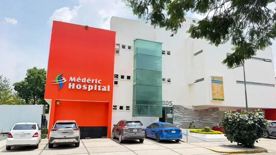 Exterior de Médéric Hospital en Guadalajara